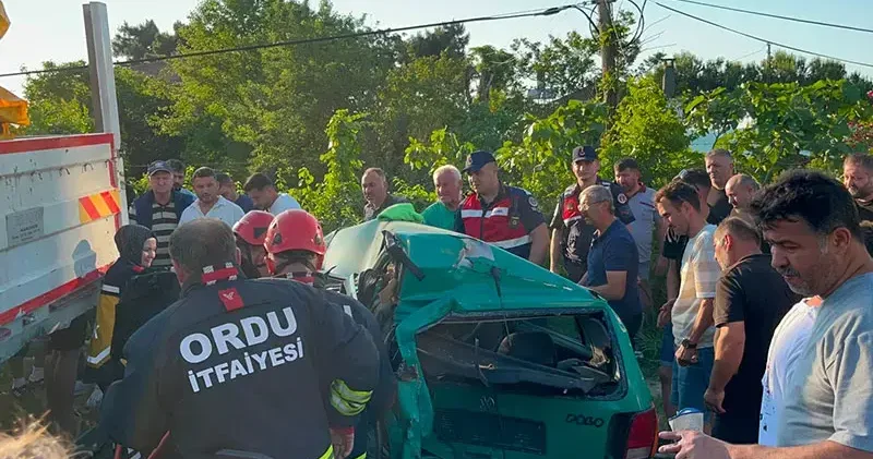 Ordu’da minibüs, park halindeki otomobile çarptı: 3 yaralı