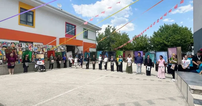 Frida Kahlo’nun eserleri, Bursa’da canlı tabloya dönüştü