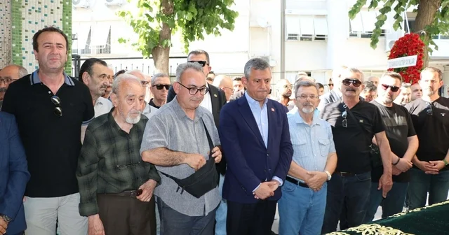 Özgür Özel, İzmir de lise arkadaşının annesinin cenazesine katıldı İzmir Haberleri