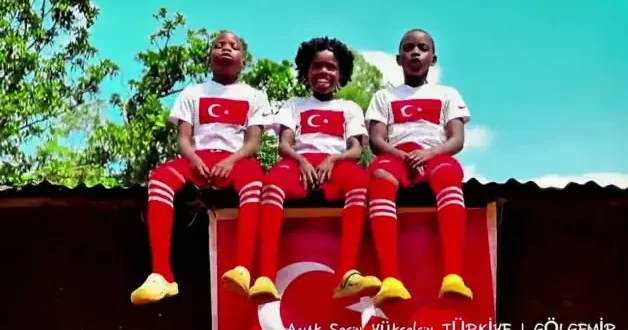 A Milli Takımımıza Afrika dan tam destek! İlk maç öncesi coşturan şarkı...