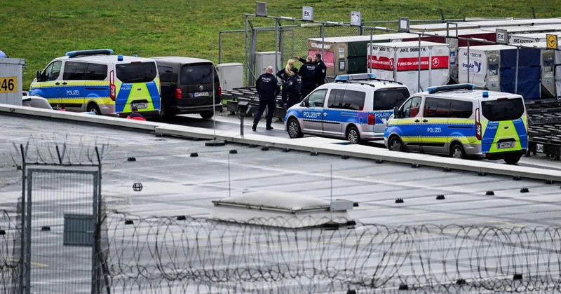 Hamburg Havalimanı nda güvenlik gerekçesiyle tüm kalkışlar durduruldu