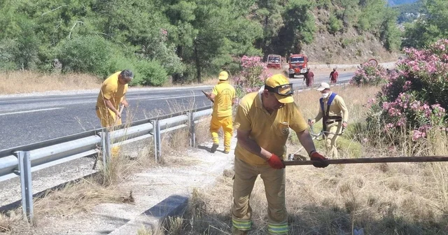 Marmaris te orman yangınlarına karşı yol kenarlarında yoğun mesai Muğla Haberleri