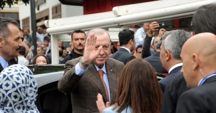 Cumhurbaşkanı Erdoğan, bir kafede vatandaşlarla sohbet etti