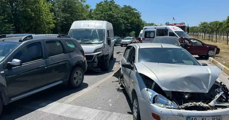 Balıkesir’de 6 araç zincirleme kaza yaptı; 2 yaralı
