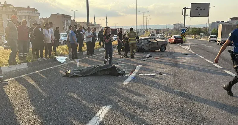 TIR’la çarpışan otomobil takla atıp karşı şeride geçti; 1 ölü, 2 yaralı