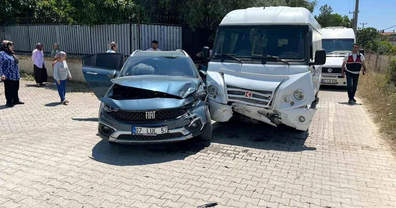 Manavgat ta servis otomobil çarpıştı: 7 si çocuk 9 yaralı