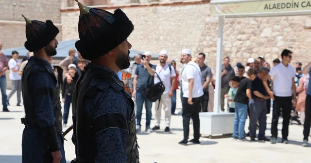 Konya da Selçuklu Sultanlar Türbesi nde saygı nöbeti değişimi Konya Haberleri