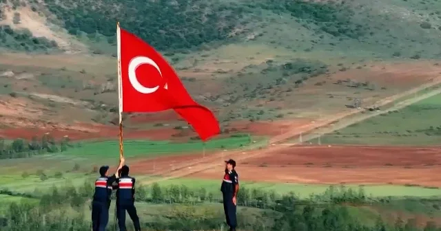 Sivas’ta Jandarma Teşkilatının 187. yıl dönümüne özel anlamlı klip: Türk bayrağı zirvede dalgalandı VİDEO İZLE
