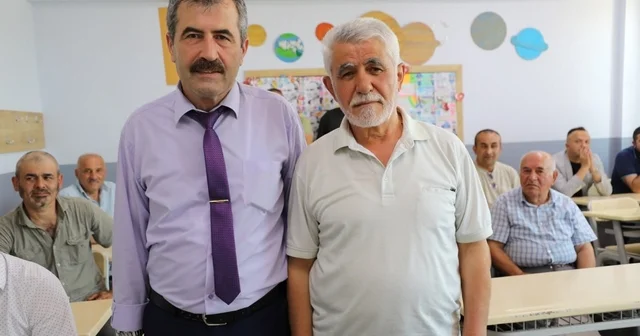 Üç nesli bir araya getiren duygu yüklü buluşma Emekli öğretmenler, eski mezunlar ve çocukları aynı okulda buluştu Sakarya Haberleri