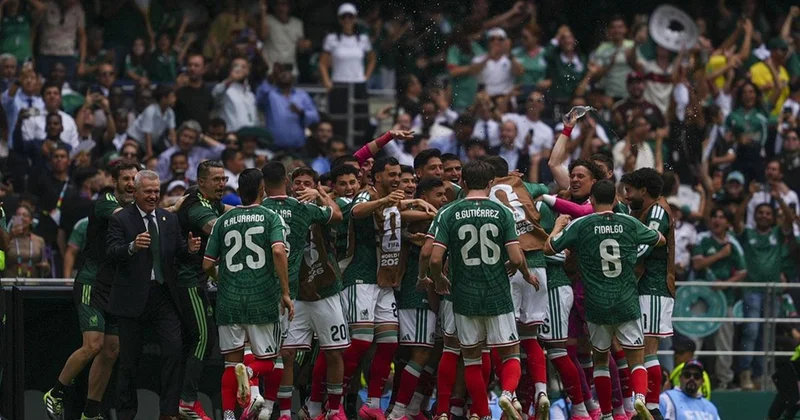 Futbol tarihinde uzun yılların ardından bir ilk! Maç oynanırken reklam arası verildi