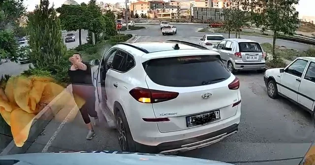 Trafikte yol kesip tepki gösteren sürücü kamerada Elazığ Haberleri