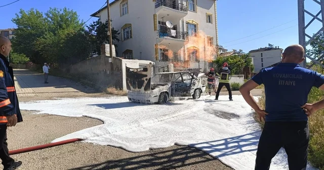 Elazığ da yanan araç küle döndü Elazığ Haberleri