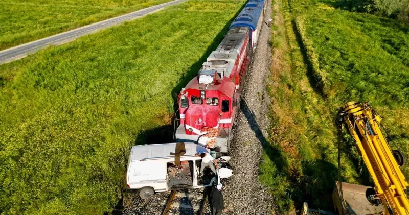 Yolcu treni hemzemin geçitte sıkışan kamyoneti yaklaşık 200 metre sürükledi Gündem Haberleri