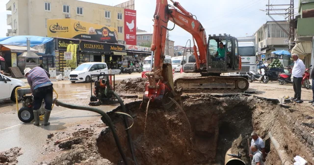 İçme suyu borusu patladı; yol çöktü, ev ve iş yerlerini su bastı Adana Haberleri