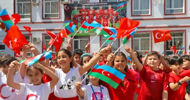 Azerbaycanlı öğrencilerden Milli Takım a muhteşem Dünya Kupası desteği VİDEO İZLE