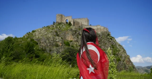 Dağcılar, 700 yıllık Kov Kalesi ne Türk bayrağı asarak Milli Takım a destek verdi Gümüşhane Haberleri