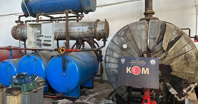 Kurdukları tesiste kaçak akaryakıt üretiyorlardı: Polis baskınıyla yakalandılar
