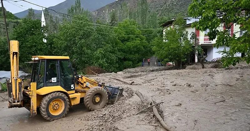 Erzurum da heyelan; yollar ulaşıma kapandı