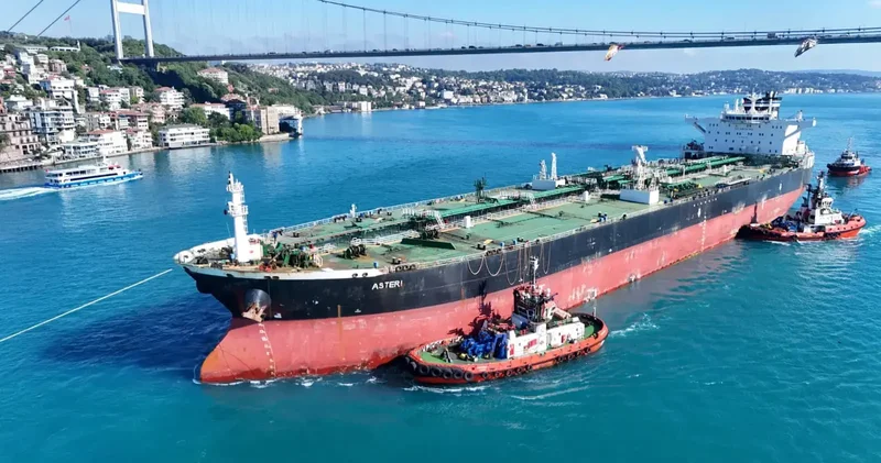 Rusya da İDA saldırısına uğrayan tanker İstanbul Boğazı ndan geçti; hasar havadan görüntülendi