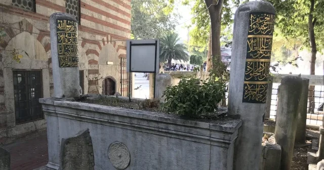 Tarihi kabre büyük saygısızlık: Şeyhülislam Ebussuud Efendi nin türbesini karalama tahtası yaptılar VİDEO İZLE