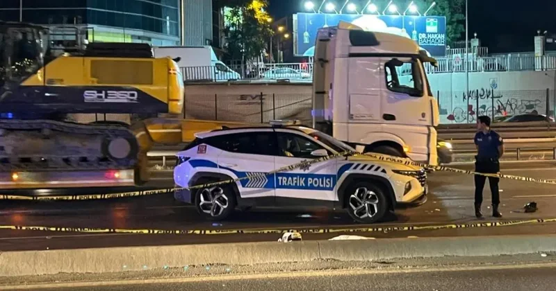 Bakırköy E5 te kontrolden çıkan motosiklet direğe çarptı: : 2 ölü