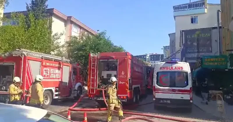 Tuzla da 4 katlı binanın çatısında çıkan yangın yandaki apartmana sıçradı