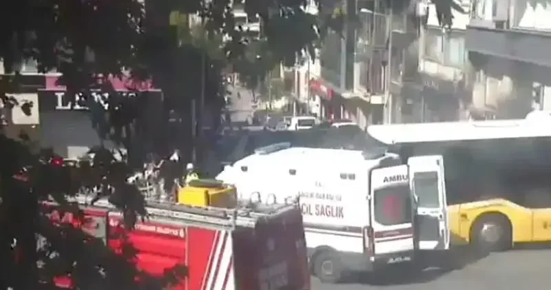 Fatih te İETT otobüsü ambulansa çarptı