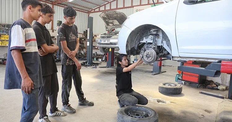 Babasının atölyesinde yetişen 15 yaşındaki Nehir usta, geleceğin oto tamircilerini eğitiyor