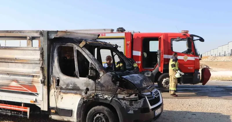Kasasındaki atık malzemeler tutuşan kamyonet yanarak demir yığınına döndü