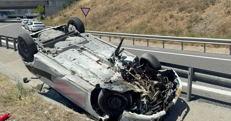 Başakşehir de yoldaki bariyerlere çarpan otomobildeki 3 kişi yaralandı