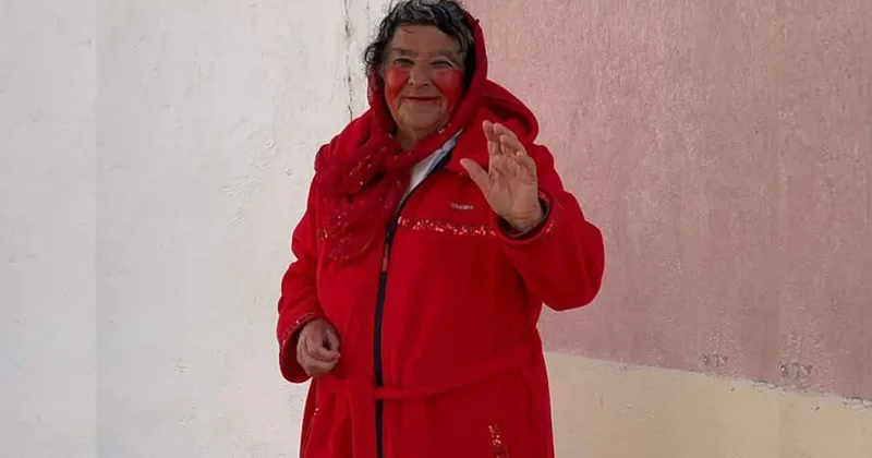 Konya nın ‘Kırmızılı Kadını son yolculuğuna uğurlandı