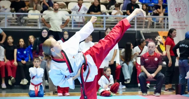 Balıkesır de 15 Temmuz ruhu ile taekwondo poomsae heyecanı başladı Balıkesir Haberleri Habertürk Yerel Haberler