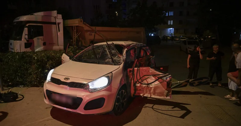 Ümraniye de hafriyat kamyonu ile otomobil çarpıştı: 1 i ağır, 4 yaralı