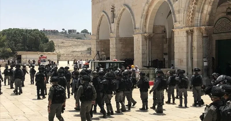 Mescidi Aksa ya polis baskını: Haremi Şerif e girdiler