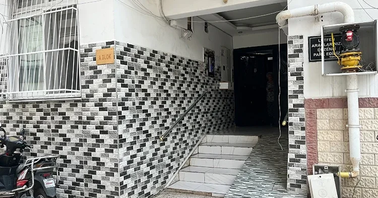 Adana da korkunç olay! Tartıştığı eşinin başına çekiçle vurup boğazını bıçakla kesti