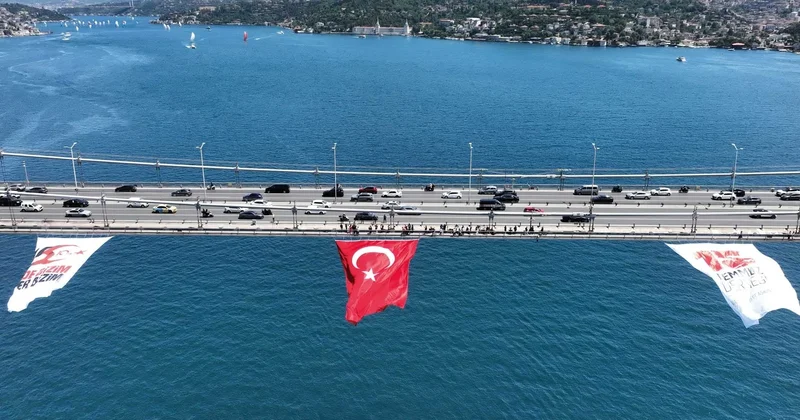 15 Temmuz öncesi köprülere bayrak... İrade bizim zafer bizim