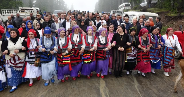 Trabzon da süslü hayvanlar ve yöresel kıyafetlerle geleneksel yayla göçü Trabzon Haberleri Habertürk Yerel Haberler