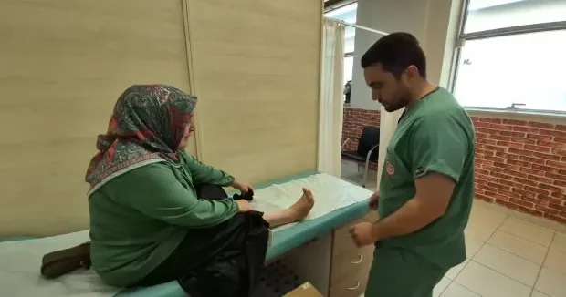 Düzce haberleri Hastalığı kabus oldu! Ayakları var ama ilk kez 51 yaşında ayakkabı giydi 12 Temmuz 2026