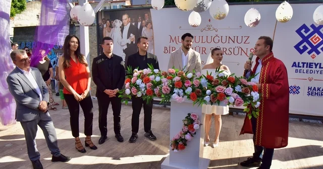 Sabri Uğur parkı açık hava nikah salonu hizmete açıldı İlk nikahı Başkan Ahmet Akın kıydı Balıkesir Haberleri Habertürk Yerel Haberler