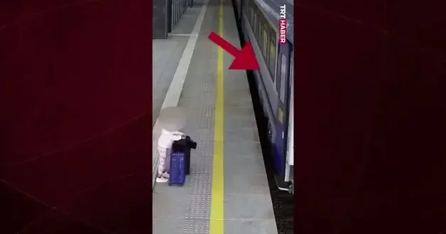Trenin hareket etmesiyle peronda tek başına kalan küçük kızın zor anları kamerada
