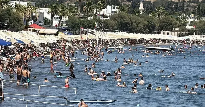 Bodrum’da sıcak havada turistlerin deniz keyfi