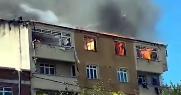 İstanbul’da korkutan yangın! Çatıda çıkan yangın 2 daireye sıçradı