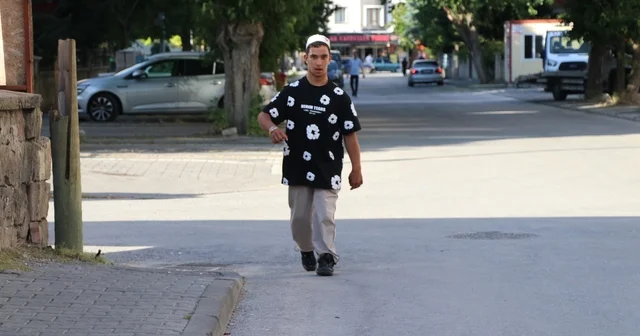 Serebral palsili Mahmut, her gün 1,5 kilometre mesafedeki camiye gidip geliyor Kayseri Haberleri Habertürk Yerel Haberler