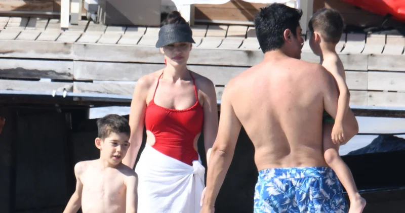 Burak Özçivit ve Fahriye Evcen oğullarıyla tatilde