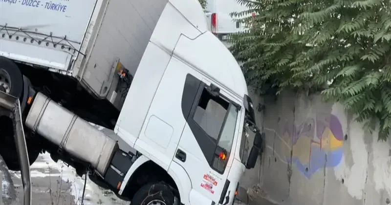 Esenler’de kumaş yüklü TIR, dere yatağına düştü: 1 yaralı