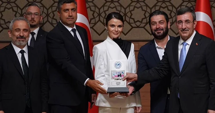 Yılın dizisi Uzak Şehir