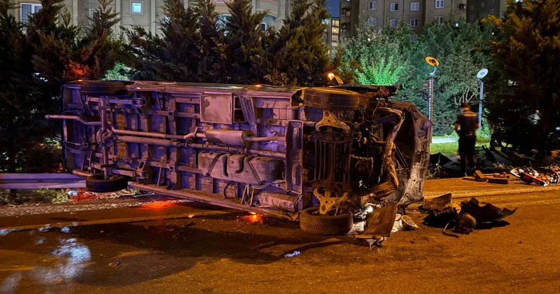 Esenler de makas atan minibüs kazaya neden oldu: 1 ölü, 5 yaralı