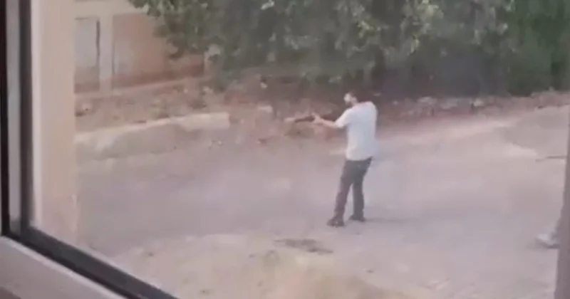 Görüntü Türkiye den! Evden uzun namlulularla çıkıp komşularını taradılar