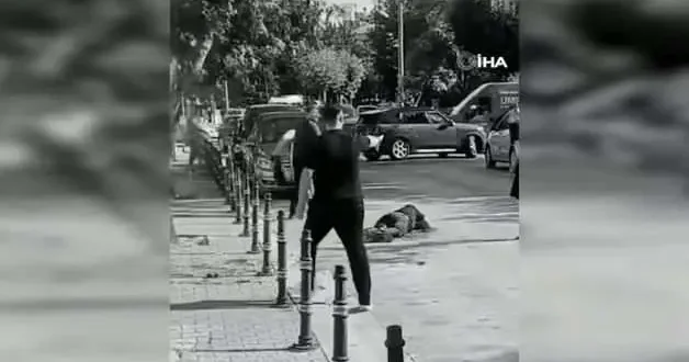 Husumetlisini bıçaklayan cani kimsenin yaklaşmasına izin vermedi!