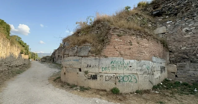 UNESCO geçici listesindeki İznik te tarihi surlara sprey boyayla zarar verdiler Bursa Haberleri Habertürk Yerel Haberler